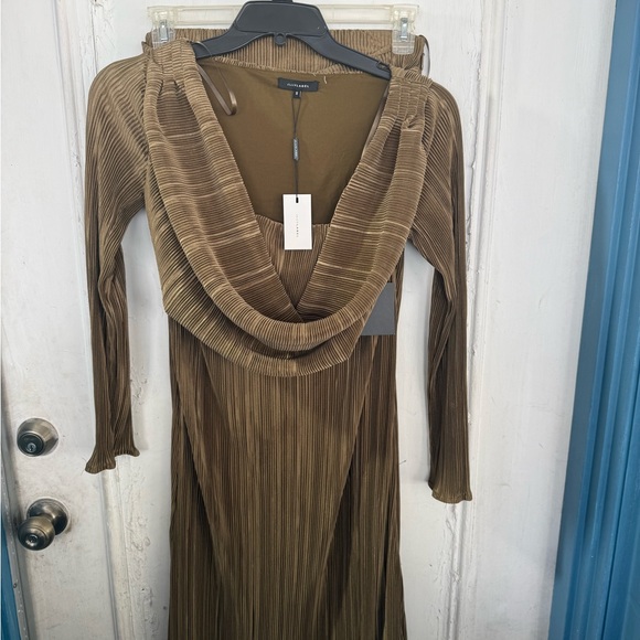 JLUX Label two piece - Picture 2 of 9